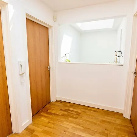 Old School - Your Apartamento Bristol